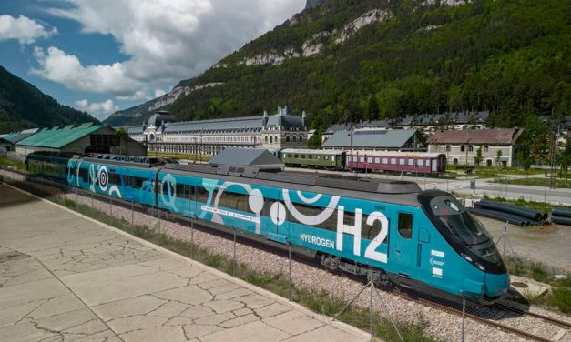 El primer tren de hidrógeno español llega a las vías